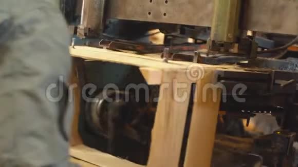 制造木箱用机器上的钉板视频的预览图