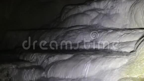 DenizliKaklik洞穴中钙华阶地的水视频的预览图