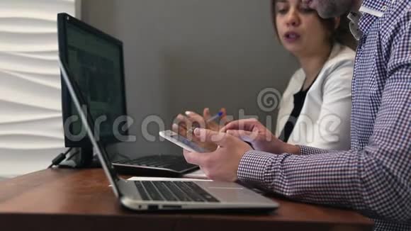 一个男人和一个女人讨论工作的肖像镜头看着镜头视频的预览图