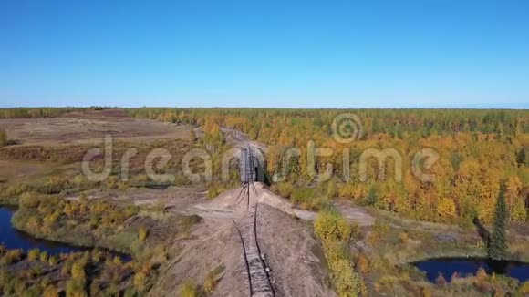 秋天在俄罗斯最北的旧铁路上飞行视频的预览图