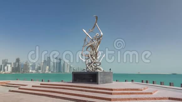 卡塔尔多哈时间推移超移的Corniche上的书法雕塑视频的预览图