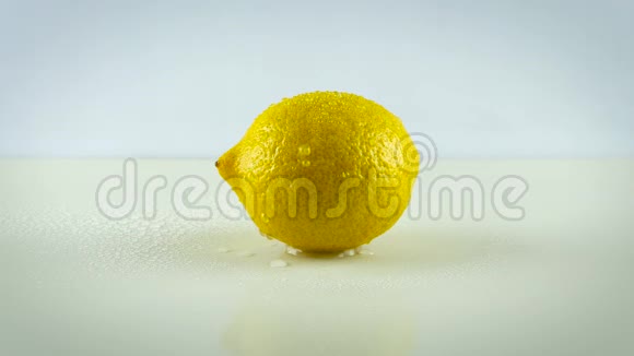 柠檬上的水滴新鲜柠檬视频的预览图