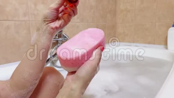 沐浴着洗发水瓶和海绵的女人视频的预览图