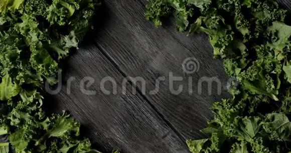 木头上的绿色沙拉叶子视频的预览图