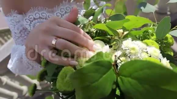 婚礼新娘在花束中处理花瓣视频的预览图