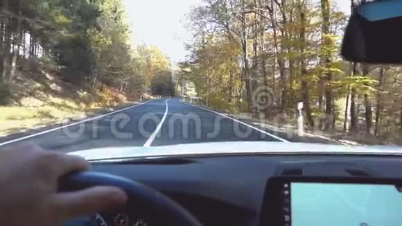 驾驶方向盘的汽车司机的手在公路上行驶视频的预览图