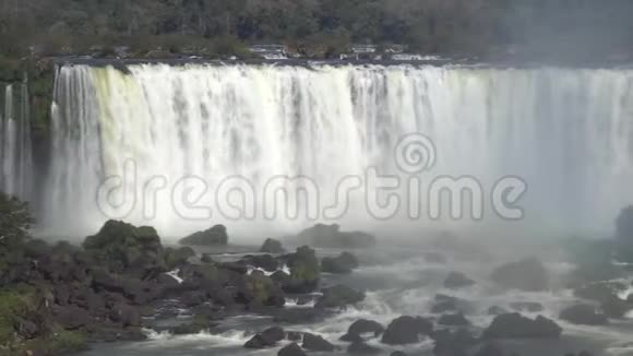 巴西惊人的强大瀑布视频的预览图
