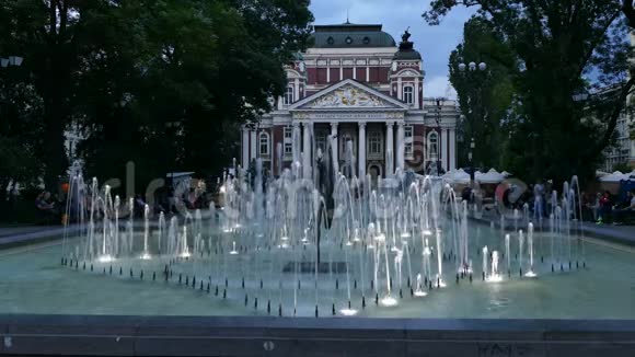 伊凡瓦佐夫国家剧院和喷泉在城市中心索菲亚保加利亚黄昏视频的预览图