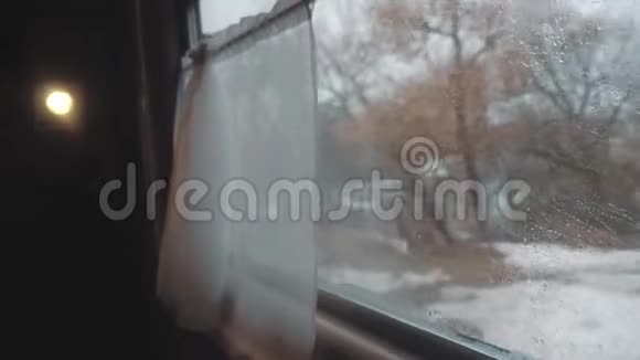 概念旅程铁路列车乘火车下雨俄罗斯的冬天从车厢内的铁路桥景视频的预览图
