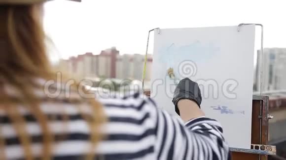 这位艺术家描绘了这座城市的风景视频的预览图
