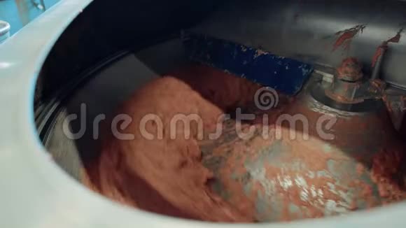 肉类和香肠加工厂的工业香肠生产过程肉类加工设备碗肉直升机视频的预览图