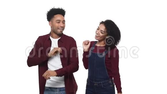 一对非裔美国夫妇在白色的独立演播室屏幕上跳舞视频的预览图