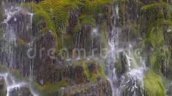 近距离观看瀑布慢速运动100fps循环视频的预览图