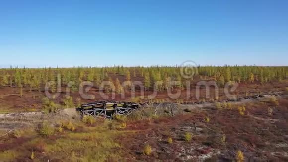 秋天在俄罗斯最北的旧铁路上飞行视频的预览图
