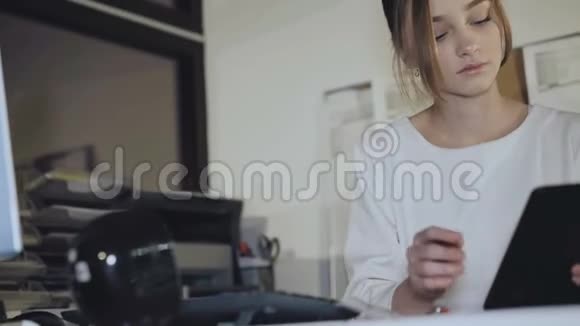 忙碌的女孩在办公室里用图表和平板电脑工作4K视频的预览图