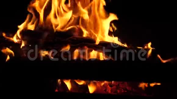 橙色的火在黑暗中燃烧木材在火中燃烧灰烬缓慢的运动视频的预览图