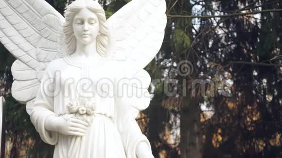 森林背景上天使的白色雕像视频的预览图