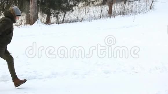 男孩和女孩雪橇冬天下雪的天气家庭幸福圣诞节的气氛男人帮助女孩雪橇视频的预览图