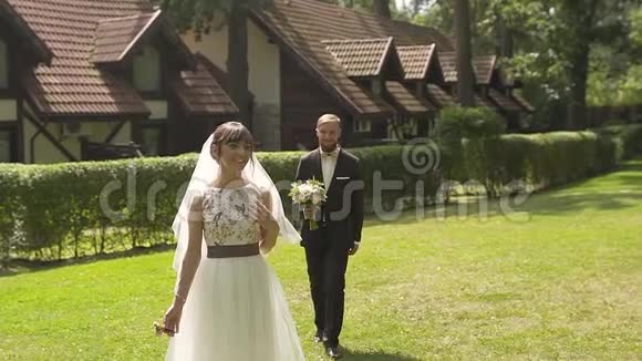 自信的新郎第一次见到幸福的新娘穿着婚纱视频的预览图