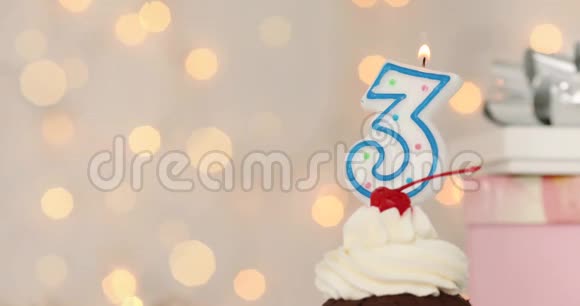 3支蜡烛生日快乐杯蛋糕视频的预览图