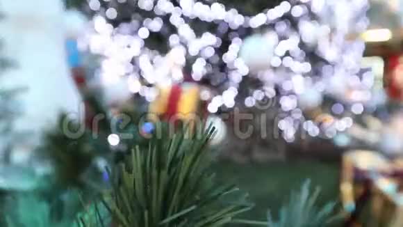 超市里有装饰的圣诞树街上有装饰的圣诞树上面有球视频的预览图