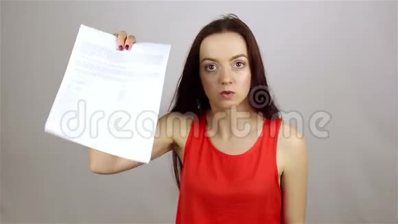 愤怒的商务女性取消合同破纸视频的预览图