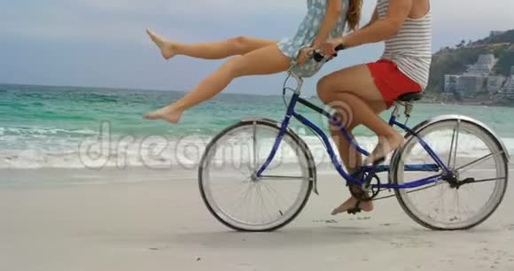 高加索夫妇在海滩上骑自行车的侧面景色视频的预览图