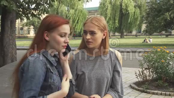 两个女孩在同一个电话里说话视频的预览图