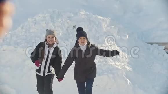 两个十几岁的女孩在溜冰和聊天慢动作视频的预览图