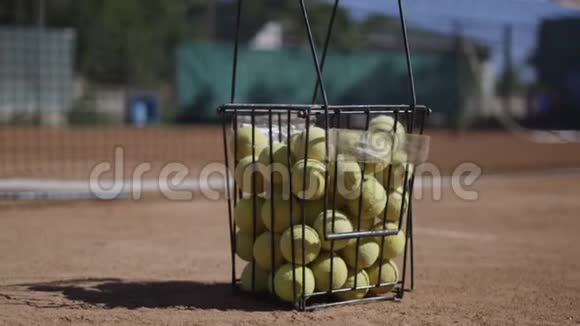 装满网球的铁丝桶视频的预览图