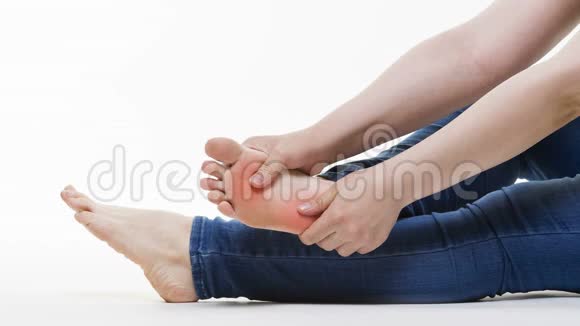 女性腿部疼痛女性足底按摩视频的预览图