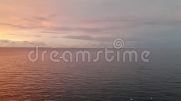 南极洲海岸线上空的日出视频的预览图