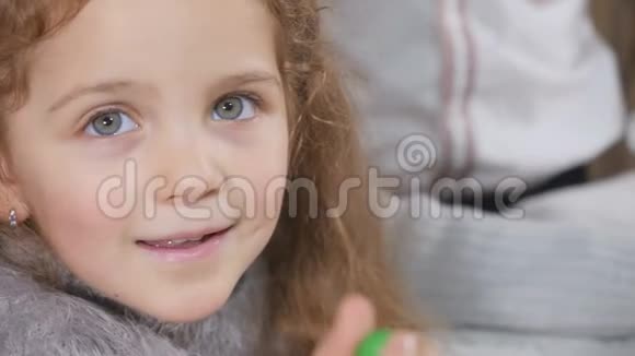 可爱少女的画像装饰了一座姜饼屋视频的预览图