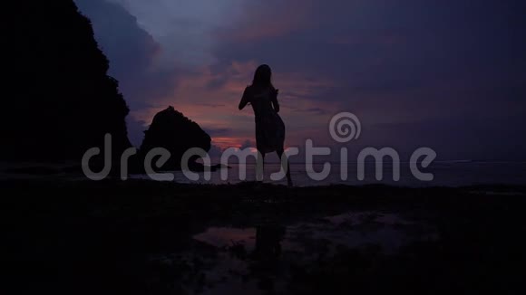 海面上的日落女孩跳舞玩得开心视频的预览图
