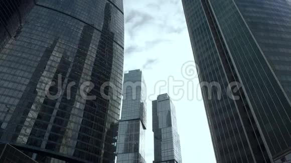在多云的天空背景下看到现代摩天大楼的底部视频的预览图