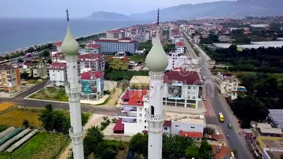 清真寺白塔的俯视图剪辑美丽的高塔清真寺背景沿海城市与蓝海视频的预览图