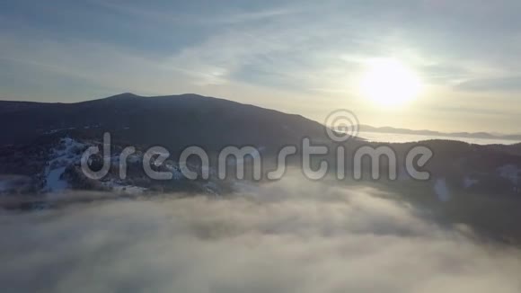在雾蒙蒙的冬景之上飞向太阳视频的预览图
