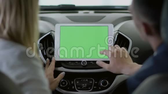 经理把平板电脑上的信息给车里的女人看视频的预览图