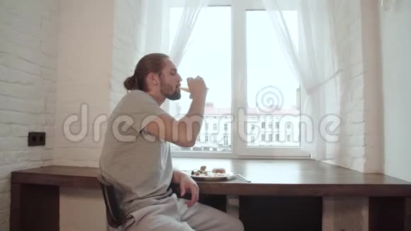 年轻人在家喝果汁吃早餐视频的预览图