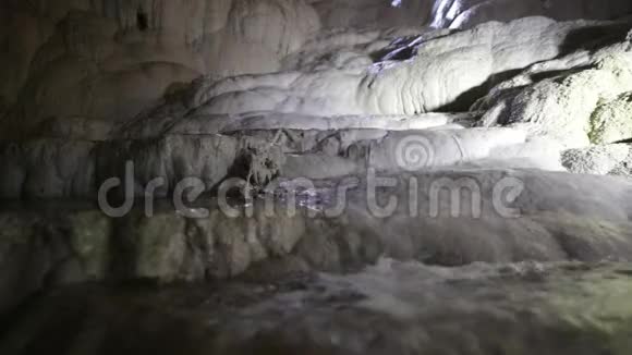 DenizliKaklik洞穴中钙华梯田上的水视频的预览图