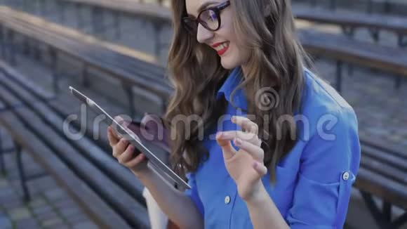 平板电脑上阅读新闻的少女画像视频的预览图