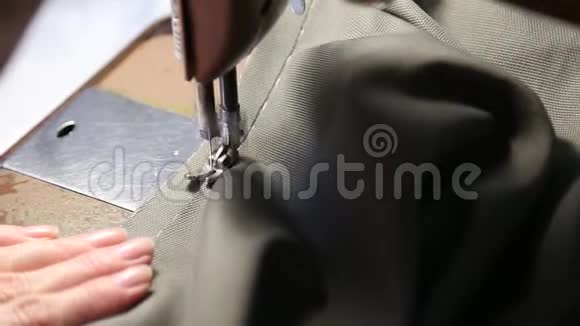 裁缝在旧的老式缝纫机上缝制视频的预览图