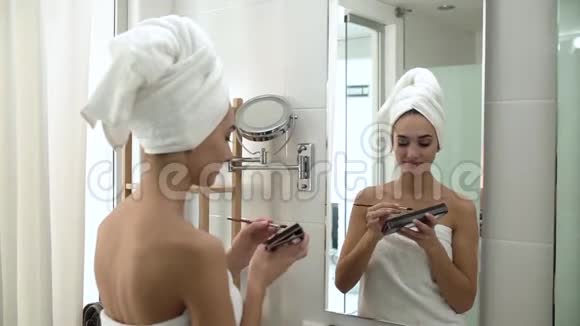 化妆女人用眼影看镜子视频的预览图