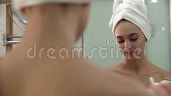 皮肤护理女人在浴室用洗心革面视频的预览图