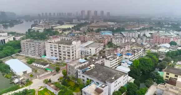 亚洲贫民窟附近的水库射击无人机从无人驾驶飞机看中国的贫困地区视频的预览图