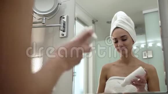 皮肤护理女人在浴室用洗心革面视频的预览图