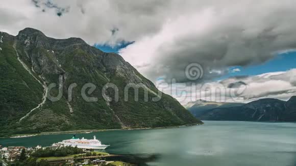 艾德峡湾哈丹格峡湾挪威夏季停泊在港口附近的旅游船或渡船班轮鸟瞰图视频的预览图