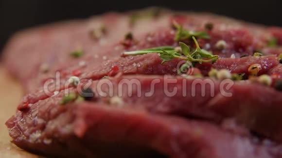 新鲜的生牛肉肉配调味品辣椒盐准备烧烤视频的预览图