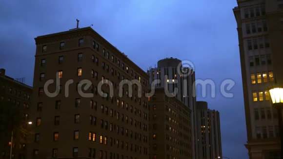 夜间到城市的普通砖办公楼安装摄像机视频的预览图