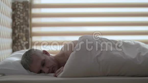 一个失意的男人在不成功的性行为后躺在床上视频的预览图